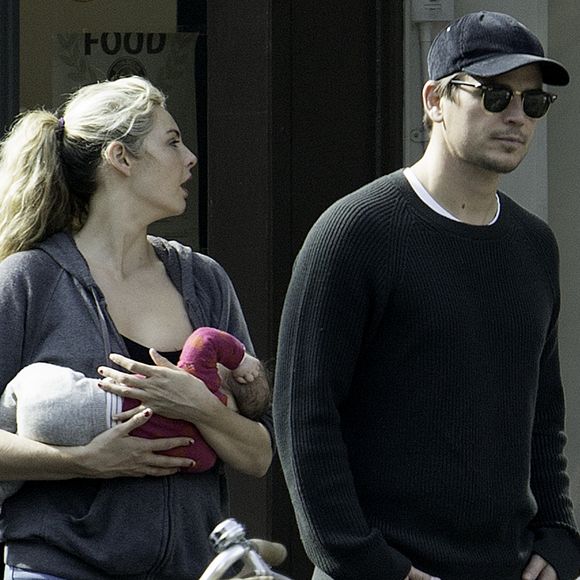 Exclusif - Josh Hartnett, sa compagne Tamsin Egerton et leur bébé se promènent dans les rues de Londres. Le 26 septembre 2017
