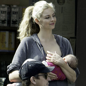 Exclusif - Josh Hartnett, sa compagne Tamsin Egerton et leur bébé se promènent dans les rues de Londres. Le 26 septembre 2017