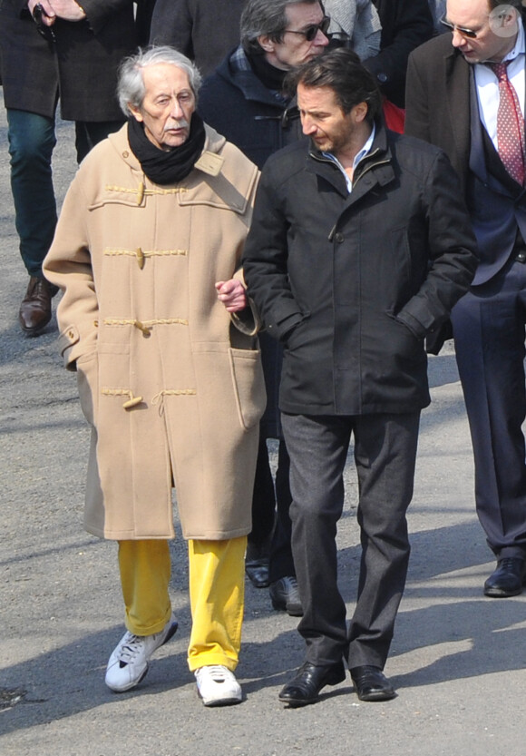 Jean Rochefort et Edouard Baer - Funérailles de Jean-Marc Roberts au cimetière Montmartre à Paris le 29 mars 2013