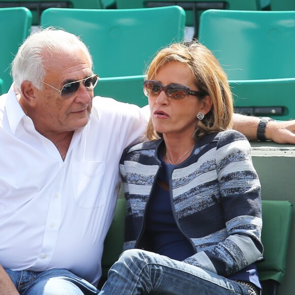Dominique Strauss Kahn et sa compagne Myriam L'Aouffir dans les tribunes des Internationaux de France de tennis de Roland Garros le 30 mai 2015.