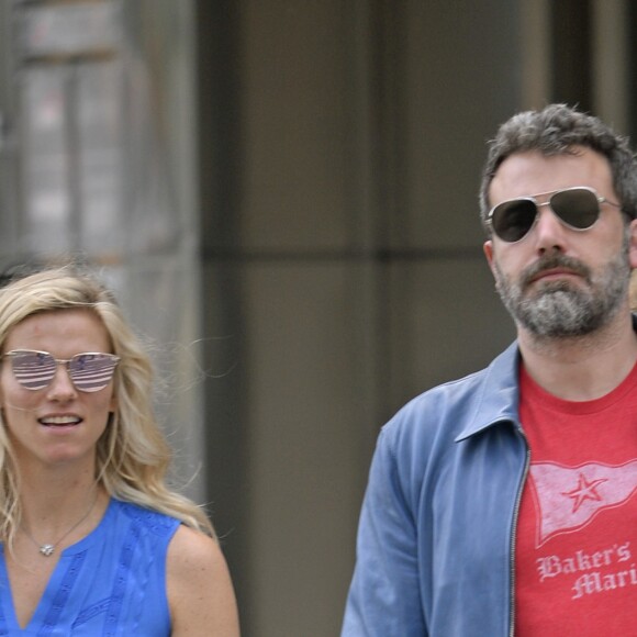 Exclusif - Ben Affleck et sa compagne Lindsay Shookus se baladent dans la rue à New York le 8 octobre 2017.