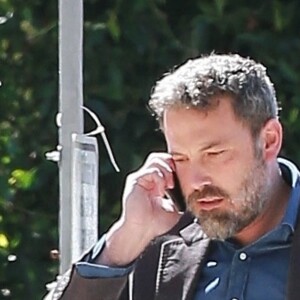 Exclusif - Ben Affleck se promène en téléphonant à Santa Monica, le 5 octobre 2017.