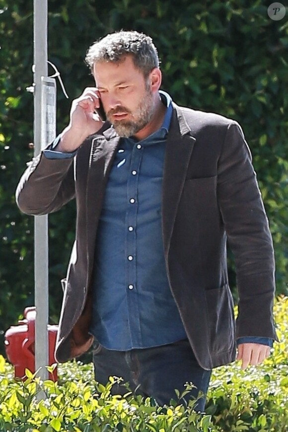 Exclusif - Ben Affleck se promène en téléphonant à Santa Monica, le 5 octobre 2017.
