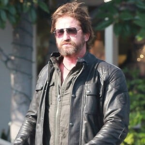 Gerard Butler est allé déjeuner avec une mystérieuse inconnue au Mauro's Cafe à Hollywood. Il s'en va sur sa Triumph, le 20 septembre 2017.