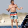 Exclusif - Gerard Butler profite de belles vacances entre amis à bord d'un yacht dans la baie de Formentera, le 20 juillet 2017