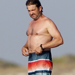 Exclusif - Gerard Butler profite de belles vacances entre amis à bord d'un yacht dans la baie de Formentera, le 20 juillet 2017