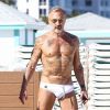Gianluca Vacchi profite d'un après-midi ensoleillé sur la plage de Miami. Le 15 octobre 2017.