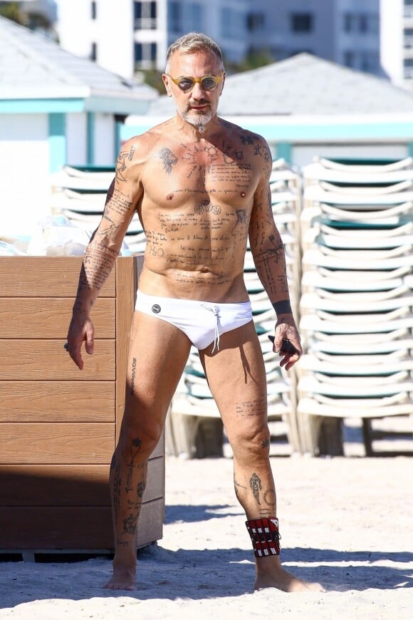 Gianluca Vacchi profite d'un après-midi ensoleillé sur la plage de Miami. Le 15 octobre 2017.