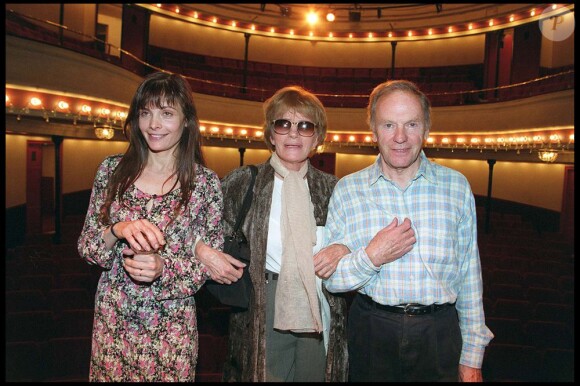 Marie Trintignant avec ses parents Nadine et Jean-Louis au théâtre pour la pièce Poèmes à Lou, en 1999
