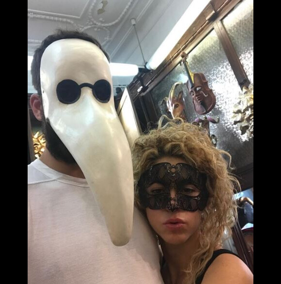 Le footballeur Gerard Piqué et la chanteuse Shakira essayent des masques. Instagram, le 15 octobre 2017.