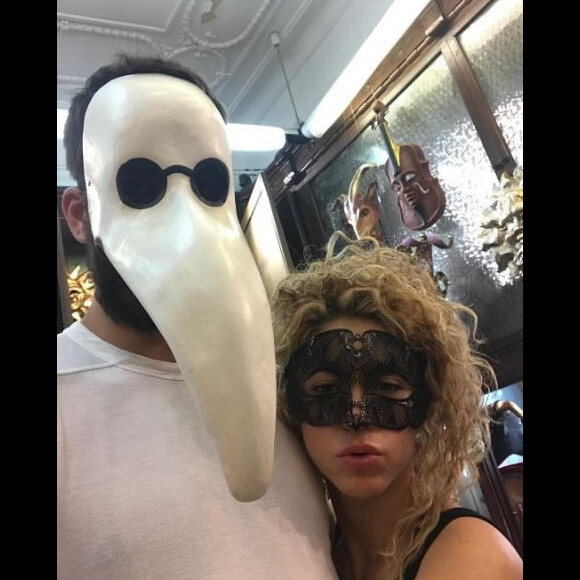 Le footballeur Gerard Piqué et la chanteuse Shakira essayent des masques. Instagram, le 15 octobre 2017.