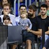 Gerard Piqué seul avec ses enfants Milan et Sacha assistent au match de Basket Barcelone contre Panathinaikos à Barcelone le 13 octobre 2017.