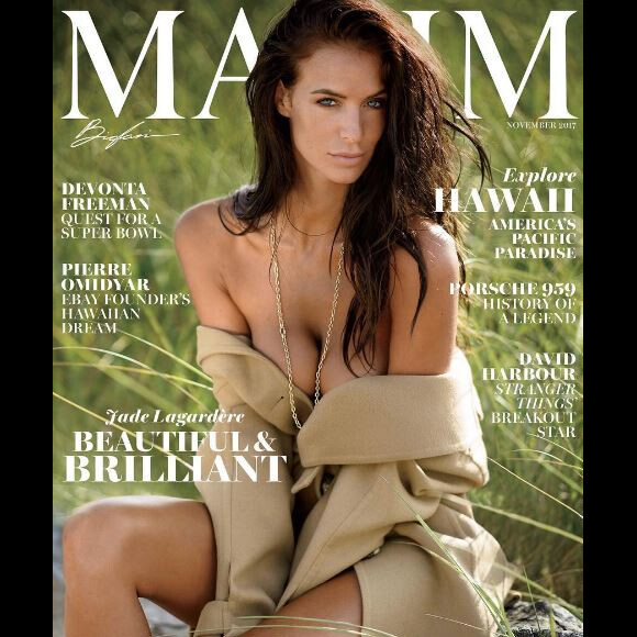 Jade Lagardère pose topless en couverture du magazine "Maxim", numéro de novembre 2017.
