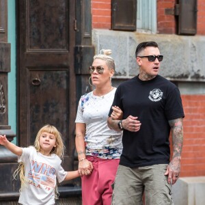 Exclusif - Pink avec son Mari Carey Hart et leur fille Willow se promènent à New York le 15 octobre 2017