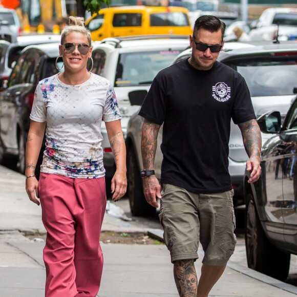 Exclusif - Pink avec son Mari Carey Hart et leur fille Willow se promènent à New York le 15 octobre 2017