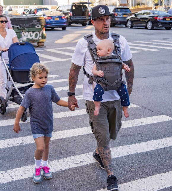 Carey Hart rejoint son hôtel avec ses enfants Willow et Jameson à New York, le 10 octobre 2017.