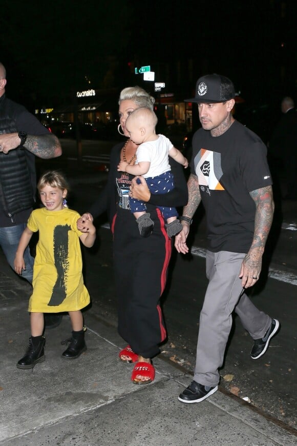 Pink avec son mari Carey Hart et ses enfants Jameson et Willow dans le quartier de Lower East Side à New York, le 10 octobre 2017