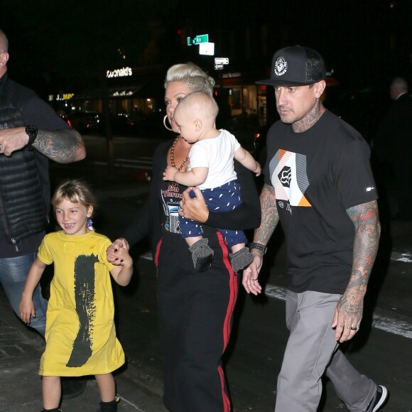 Pink avec son mari Carey Hart et ses enfants Jameson et Willow dans le quartier de Lower East Side à New York, le 10 octobre 2017