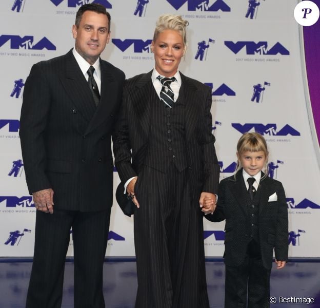 Pink avec son mari Carey Hart et sa fille Willow Sage Hart à la soirée MTV Video Music Awards 2017 au Forum à Inglewood, le 27 août 2017.