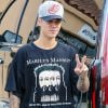 Justin Bieber portant un T-shirt à l'effigie de Marilyn Manson dans les rues de Santa Monica, Los Angeles, le 6 août 2015