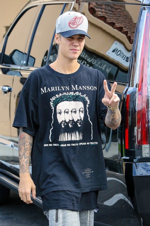 Justin Bieber portant un T-shirt à l'effigie de Marilyn Manson dans les rues de Santa Monica, Los Angeles, le 6 août 2015