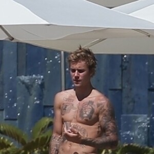Justin Bieber torse nu profite d'une belle journée ensoleillé entre amis au bord d'une piscine à Los Cabos au Mexique. Justin trinque et boit des shots avec ses amis! Le 13 octobre 2017