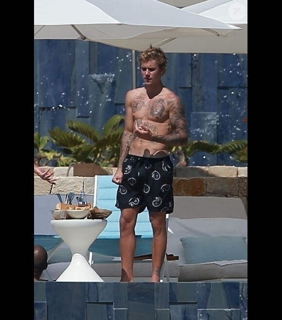 Justin Bieber torse nu profite d'une belle journée ensoleillé entre amis au bord d'une piscine à Los Cabos au Mexique. Justin trinque et boit des shots avec ses amis! Le 13 octobre 2017