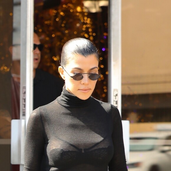 Kim et Kourtney Kardashian quittent le magasin Aldik Home à Los Angeles, le 18 octobre 2017.