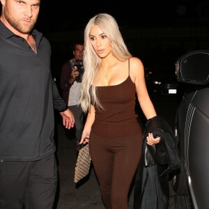 Kim Kardashian quitte le restaurant Delilah à West Hollywood, après un dîner avec Kanye West. Le 18 octobre 2017.