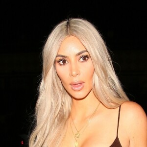 Kim Kardashian quitte le restaurant Delilah à West Hollywood, après un dîner avec Kanye West. Le 18 octobre 2017.