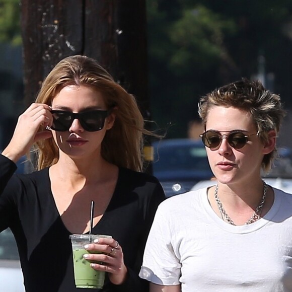 Exclusif - Kristen Stewart et sa compagne Stella Maxwell sont allées se faire une manucure et se sont baladées ensuite dans les rues de Los Angeles, le 15 octobre 2017les