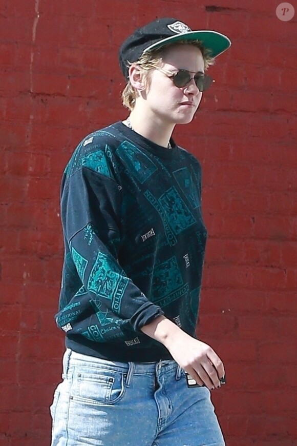 Exclusif - Kristen Stewart est allée déjeuner avec un ami à Los Feliz. Kristen s'arrête acheter des fleurs. Le 2 octobre 2017