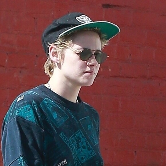 Exclusif - Kristen Stewart est allée déjeuner avec un ami à Los Feliz. Kristen s'arrête acheter des fleurs. Le 2 octobre 2017