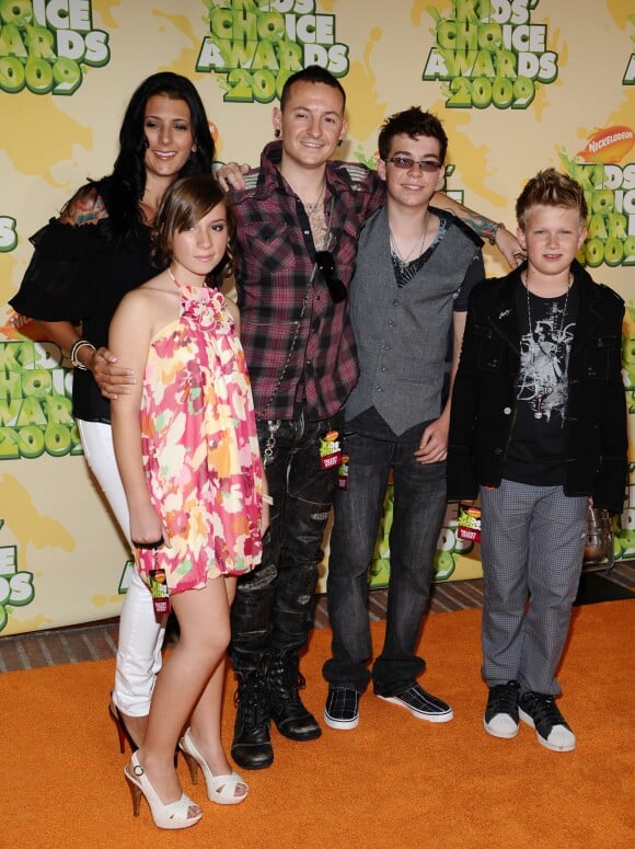 Talinda et Chester Bennington aux Kids' Choice Awards le 28 mars 2009. De gauche à droite : Alyssa Morse, nièce du couple, avec Jaime et Isaiah, fils de Chester (dont la mère est Elka Brand).