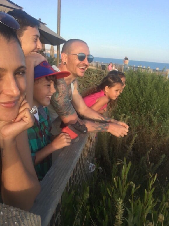 Chester Bennington avec sa femme Talinda et ses enfants, quelques jours seulement après sa mort (survenue le 20 juillet). Photo publiée le 7 septembre 2017 sur Twitter par Talinda Bennington.