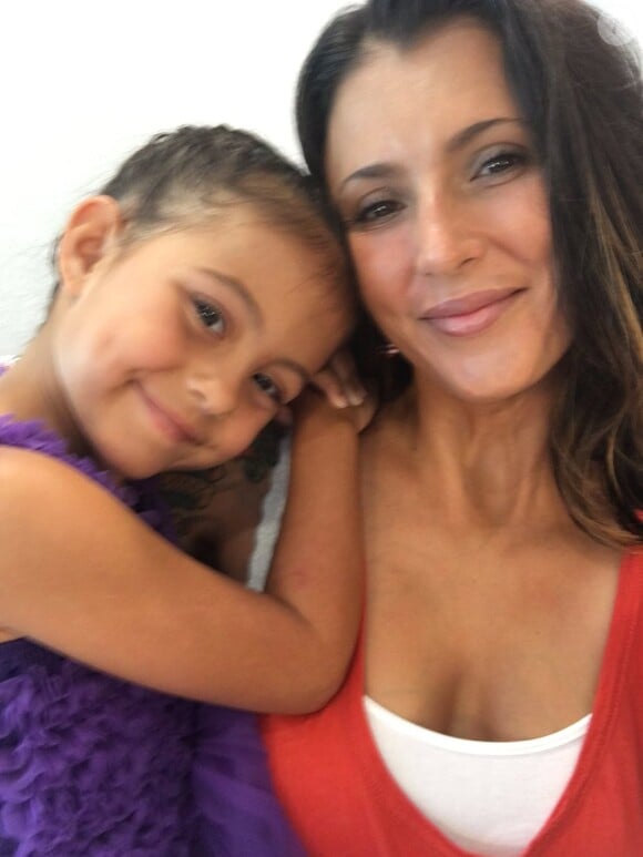 Talinda Bennington avec l'une de ses jumelles sur une photo publiée sur Twitter le 6 juillet 2017