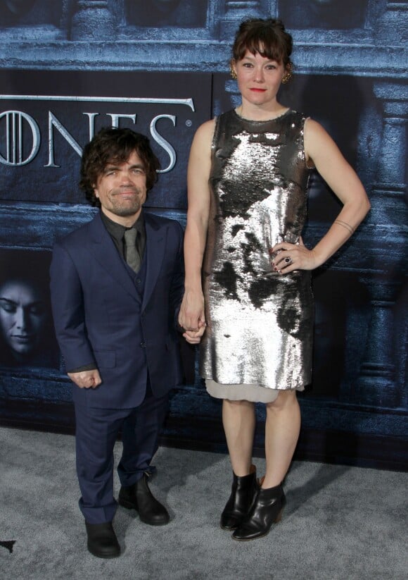 Peter Dinklage et sa femme Erica Schmidt lors de la première de la saison 6 de Game Of Thrones à Hollywood le 10 Avril 2016.