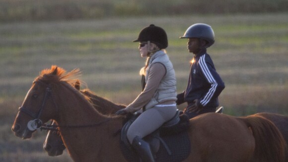 Madonna et son fils David : Balade à cheval sur une sublime plage portugaise