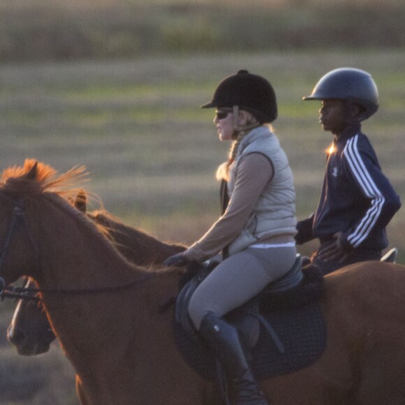 Exclusif - Madonna fait une balade à cheval sur la plage de Comporta avec son fils David, le 8 octobre 2017.