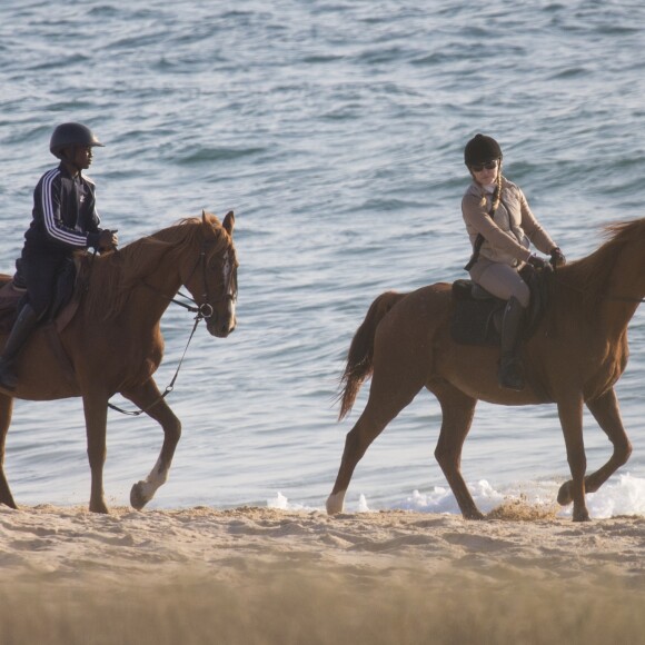 Exclusif - Madonna fait une balade à cheval sur la plage de Comporta avec son fils David, le 8 octobre 2017.