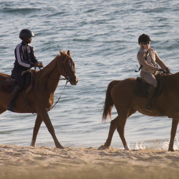 Exclusif - Madonna fait une balade à cheval sur la plage de Comporta avec son fils David, le 8 octobre 2017.