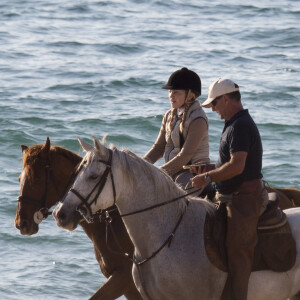 Exclusif - Madonna fait une balade à cheval sur la plage de Comporta avec son fils David, le 8 octobre 2017.