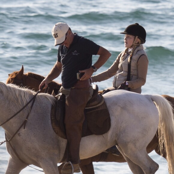 Exclusif - Madonna fait une balade à cheval sur la plage de Comporta avec son fils David, le 8 octobre 2017.