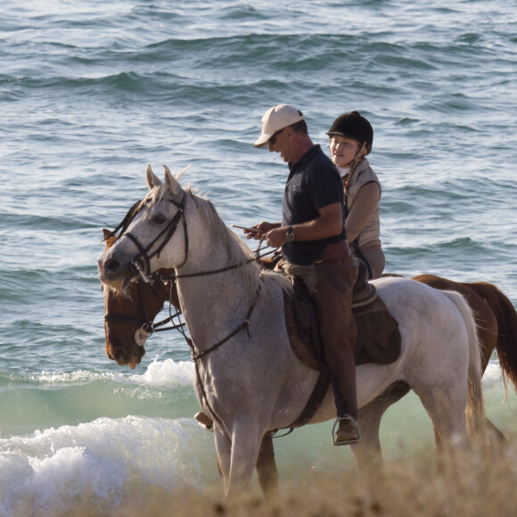 Exclusif - Madonna fait une balade à cheval sur la plage de Comporta avec son fils David, le 8 octobre 2017.