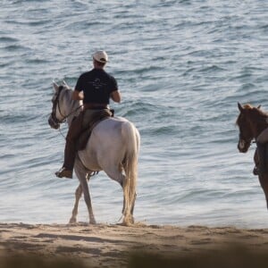 Exclusif - Madonna fait une balade à cheval sur la plage de Comporta avec son fils David, le 8 octobre 2017.