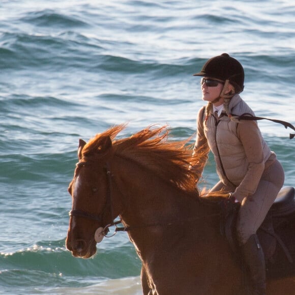 Exclusif - Madonna fait une balade à cheval sur la plage de Comporta avec son fils David, le 8 octobre 2017.