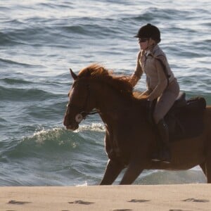 Exclusif - Madonna fait une balade à cheval sur la plage de Comporta avec son fils David, le 8 octobre 2017.