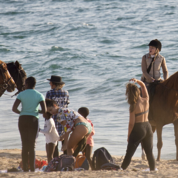 Exclusif - Madonna fait une balade à cheval sur la plage de Comporta avec son fils David, le 8 octobre 2017.