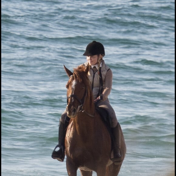 Exclusif - Madonna fait une balade à cheval sur la plage de Comporta avec son fils David, le 8 octobre 2017.