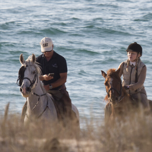 Exclusif - Madonna fait une balade à cheval sur la plage de Comporta avec son fils David, le 8 octobre 2017.